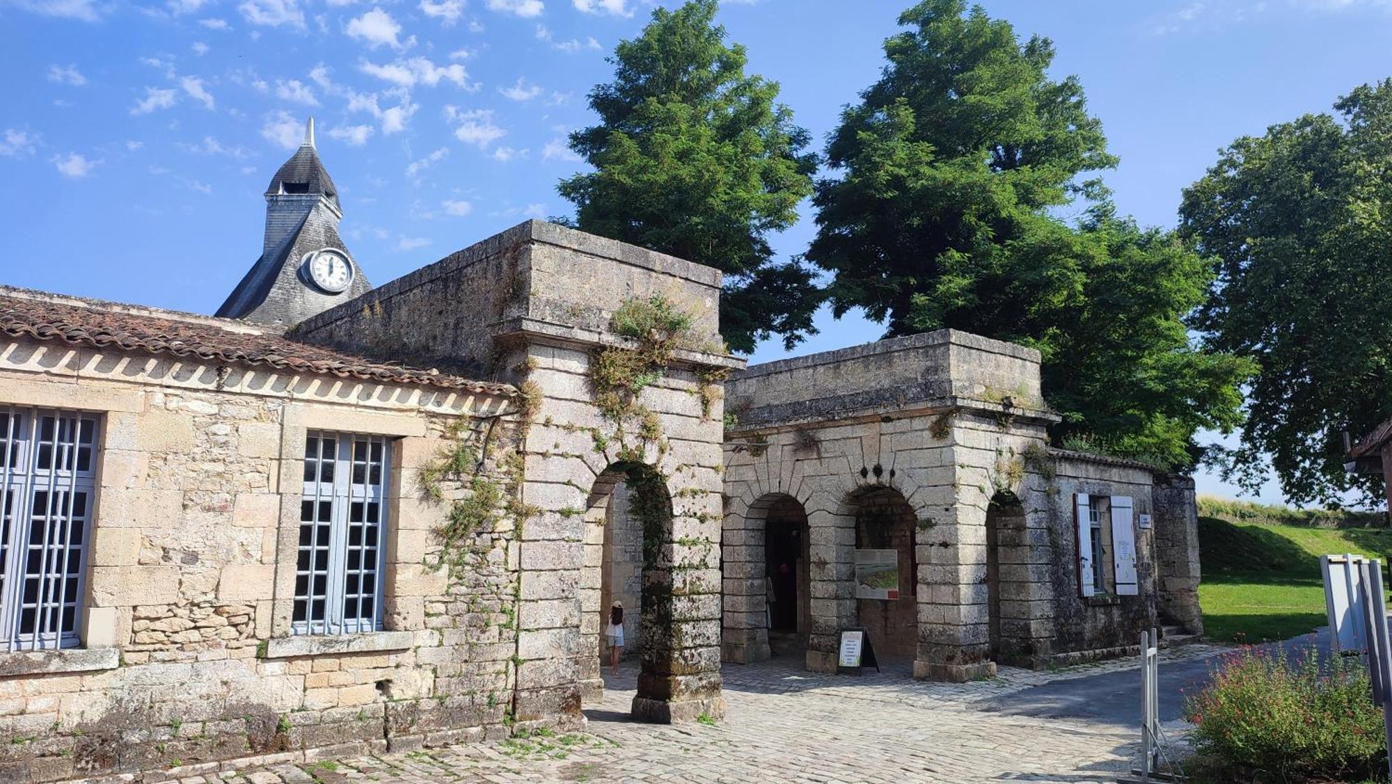 Maison Charmeilles - La Suite Pomerol Fronsac  المظهر الخارجي الصورة